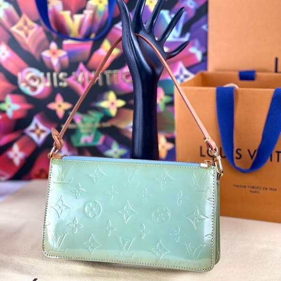❌SOLD❌ 💎✨AUTHENTIC✨💎 LOUIS VUITTON
Vernis Lexington Monogram Pochette Handbag - Picture 2 of 12